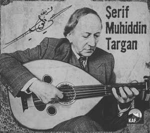 Serif Muhiddin Haydar con un Oud ottomano (di Manol). La tastiera si estende sulla cassa armonica, con un leggero ornamento nella giunzione con la cassa. (Copertina del CD “Şerif Muhiddin Targa” - Kaf Muzik - Agosto 2001 - 8697408900159)